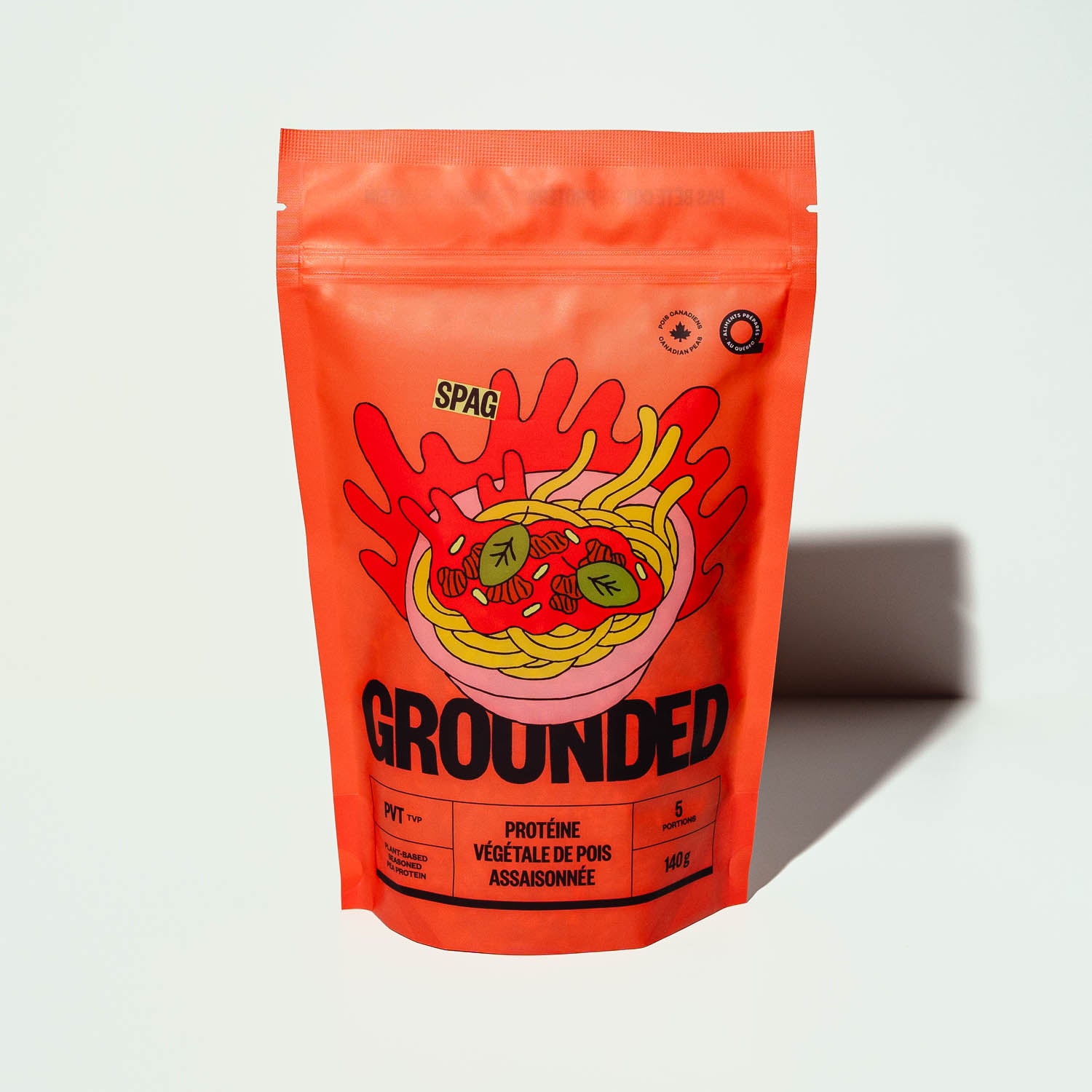 Protéine végétale Grounded à base de pois canadiens, PVT assaisonnée qui remplace la viande hachée et les épices pour faire une sauce spaghetti végétarienne.
