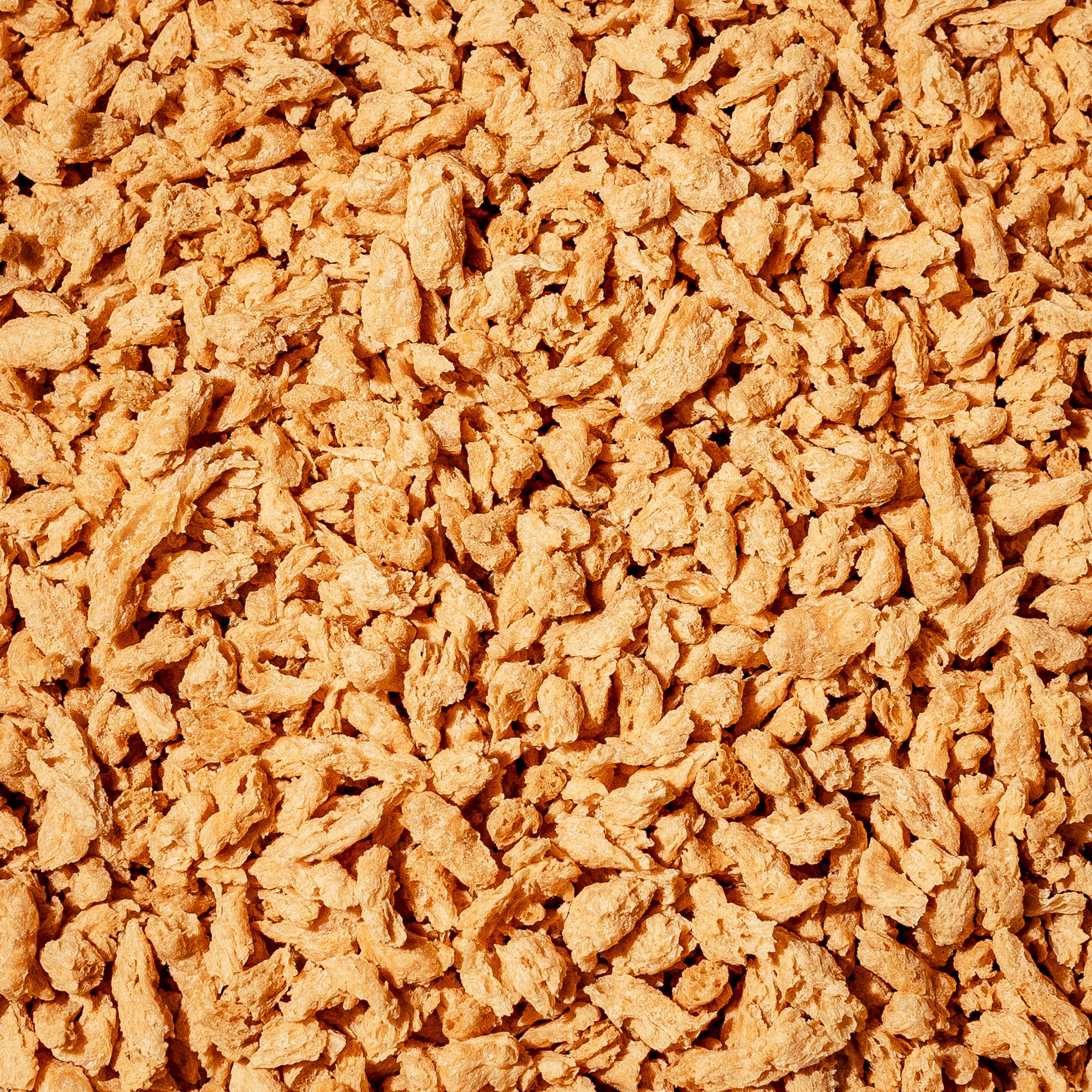 Gros plan sur la protéine végétale texturée nature OG de Grounded. Faite à base de pois jaunes canadiens, elle offre une texture unique et une richesse en protéines idéale pour cuisiner des plats végétaliens