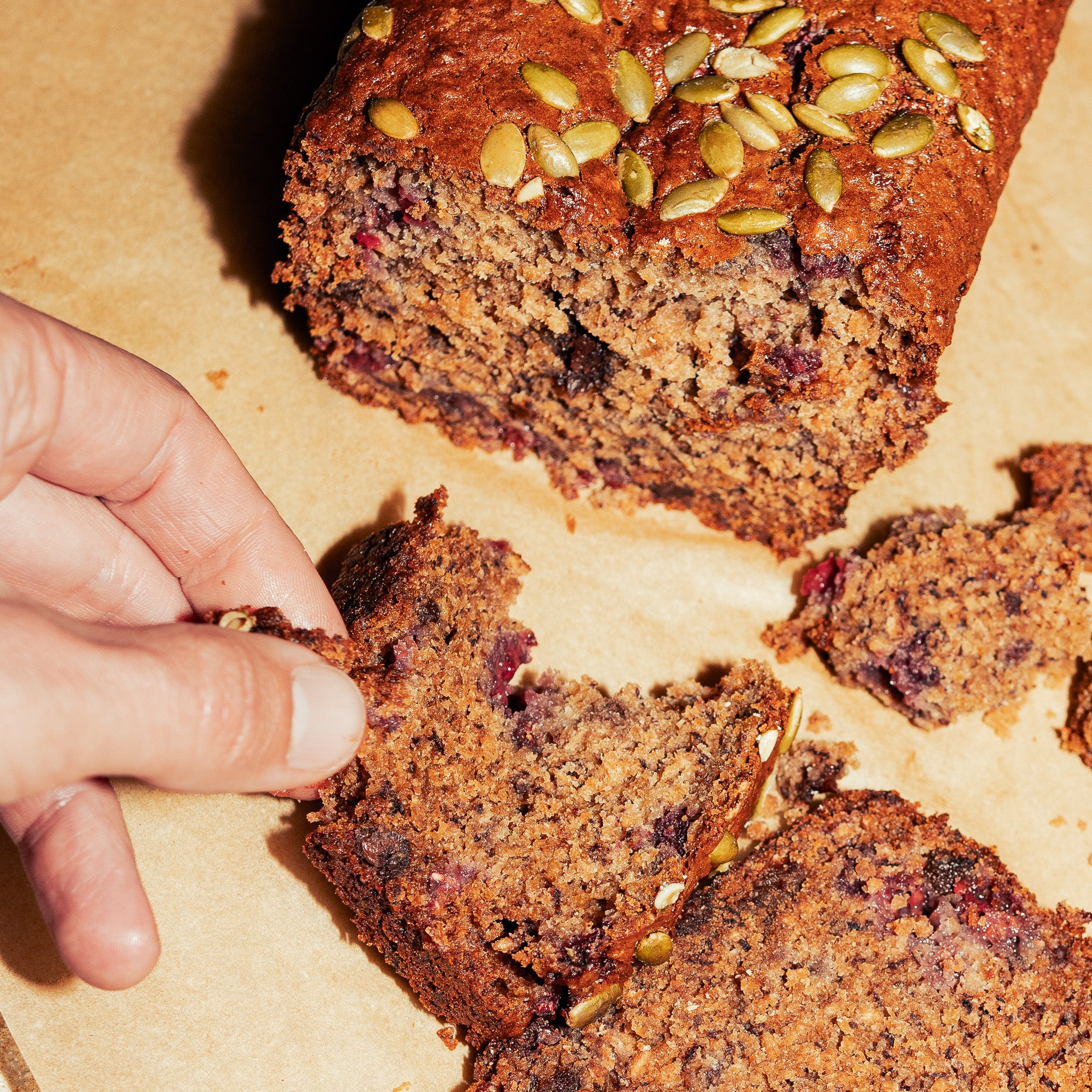 Mise en scène d'un pain aux bananes gourmand et sain. Cette collation est faite avec de la protéine végétale texturée Mini OG par GROUNDED. Recette végétalienne et santé, elle plaît aux enfants et aux adultes. Facile et rapide à cuisiner, ce pain aux bananes est riche en protéine.