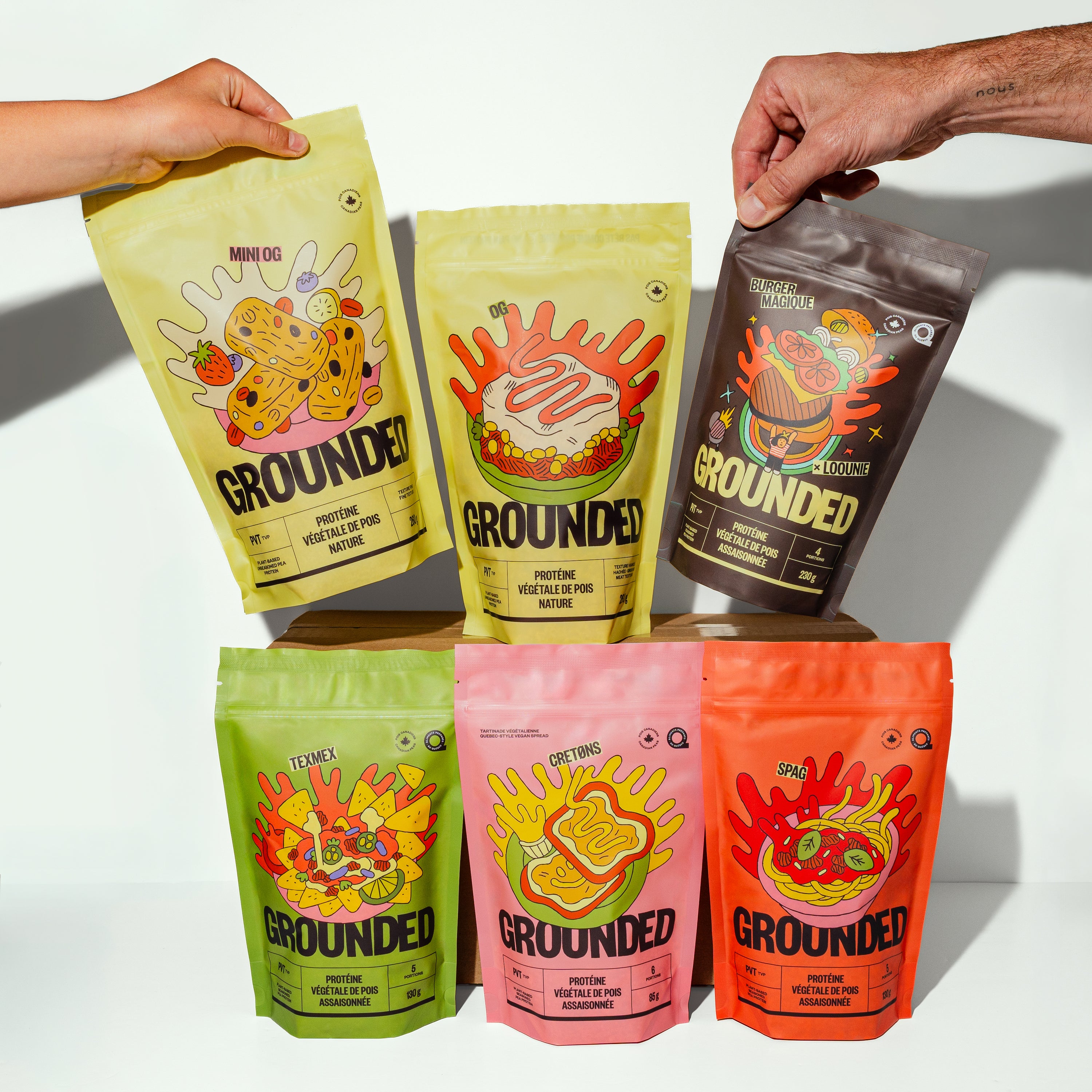 Boîte découverte GROUNDED avec six mélanges de protéines végétales de pois canadien (PVT), dont BURGER MAGIQUE, SPAG, TEXMEX, CRETØNS, OG et MINI OG.