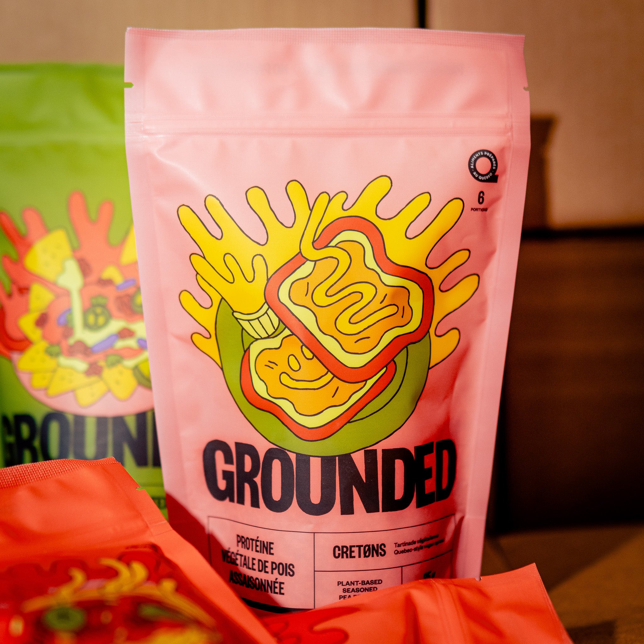 Sachet du produit Cretons de Grounded en version rose avec une illustration de tartinade végétale sur pain grillé. Protéine végétale de pois jaune  assaisonnée conçue pour remplacer les cretons traditionnels québécois.