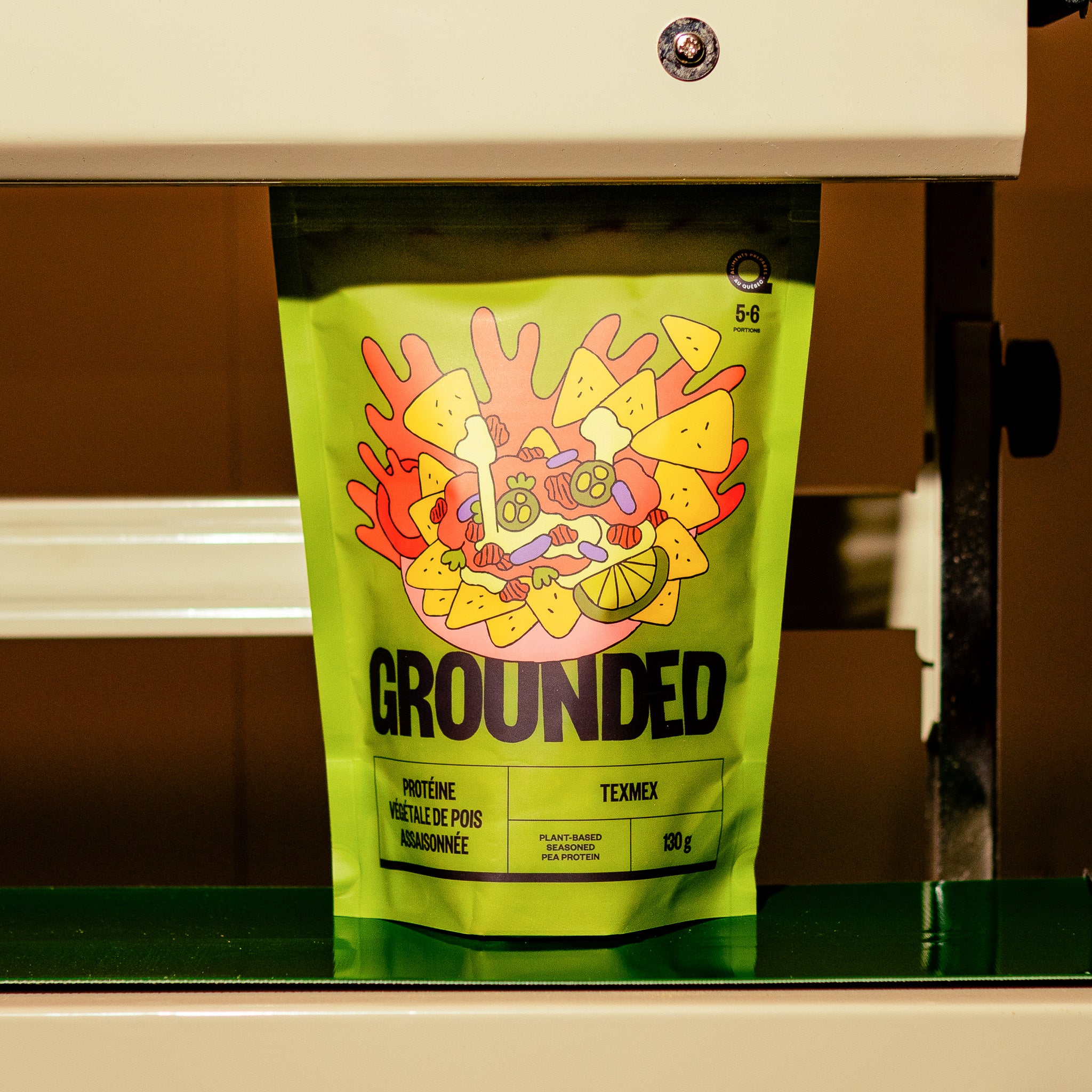 Sachet du mélange Texmex de Grounded contenant une protéine végétale de pois assaisonnée. Emballage vert au design coloré illustrant des nachos avec garnitures tex mex.