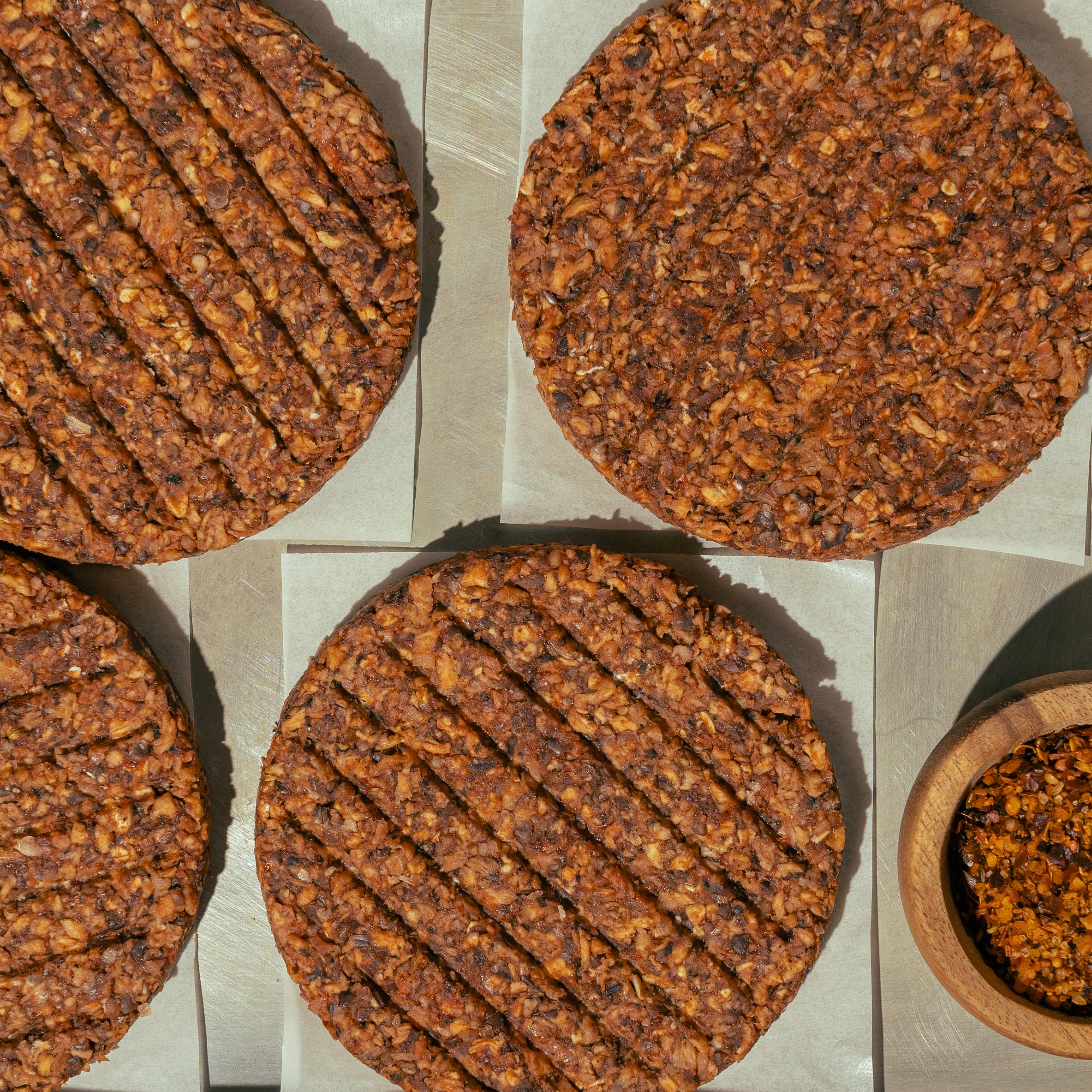 Galettes végétales pour burgers développées avec Loounie, préparées avec de la PVT de pois et des protéines végétales pour remplacer la viande hachée.