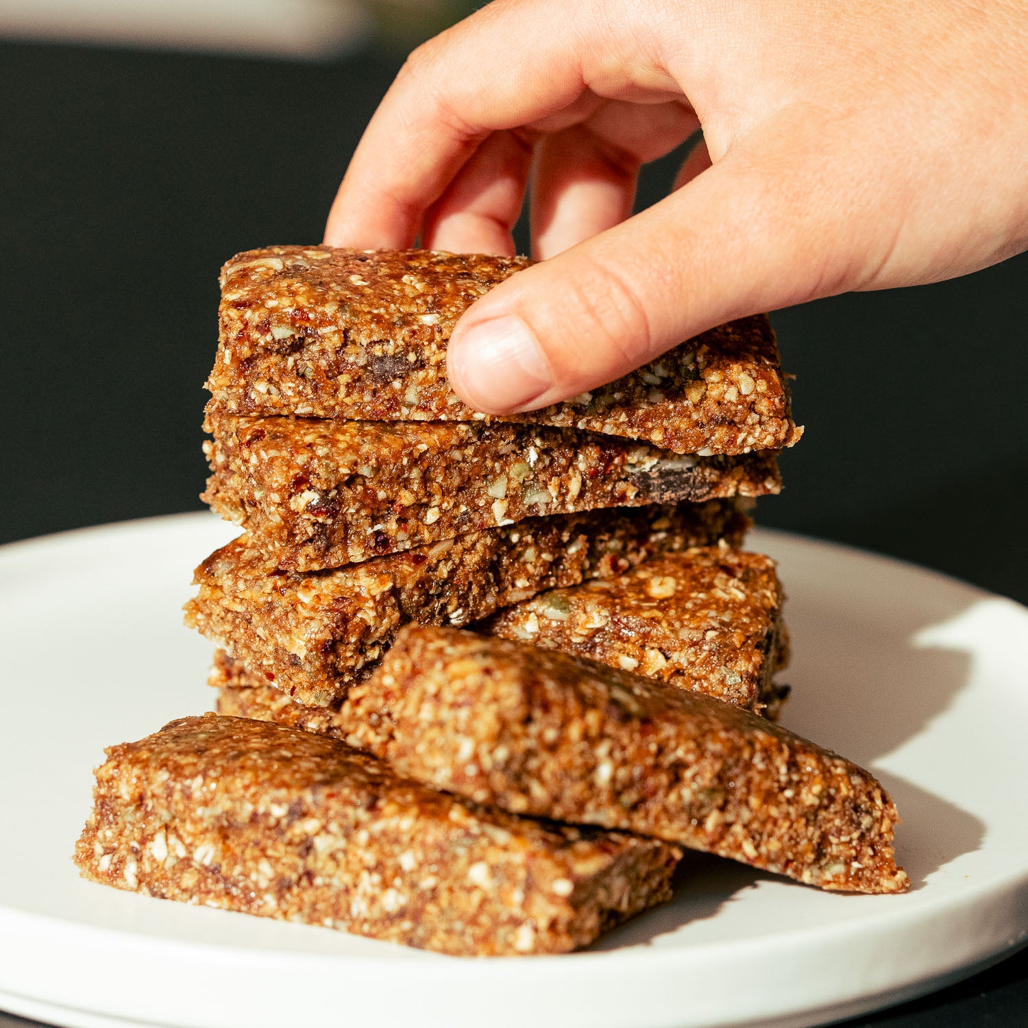 Barres tendres maison riches en protéines, préparées avec la PVT MINI Grounded à base de pois.