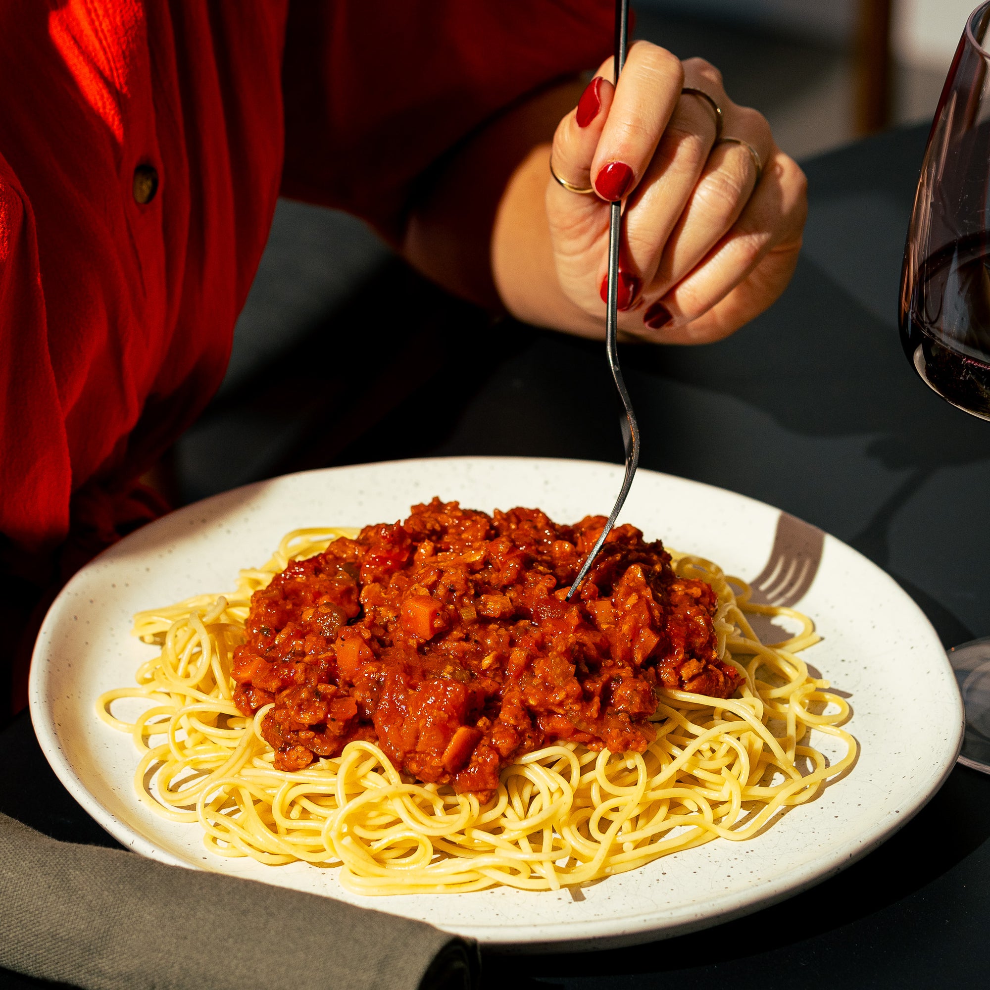 Assiette de spaghettis nappés d’une sauce bolognaise végétale Grounded à base de protéine de pois texturée, prête à être dégustée. Repas végan riche en protéines, gourmand et rapide à préparer.