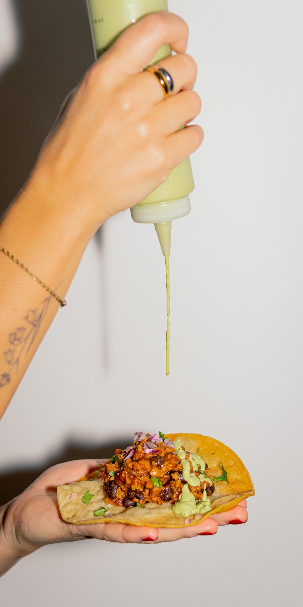 Taco garni de la protéine végétale Textmex de Grounded, surmonté d’une sauce verte onctueuse . Plat végétalien savoureux, riche en protéines, inspiré des saveurs tex-mex.